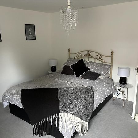 2 Bed-Sleeps 4-Sea View-Pet Friendly-Parking Apartment Llanelli Exterior foto