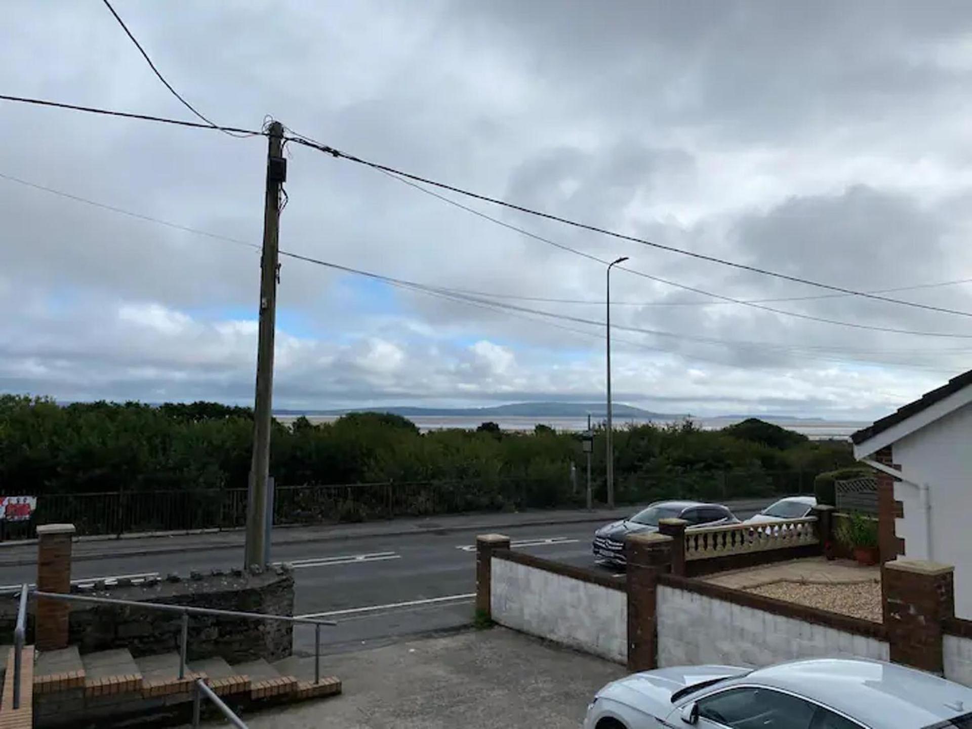 2 Bed-Sleeps 4-Sea View-Pet Friendly-Parking Apartment Llanelli Exterior foto