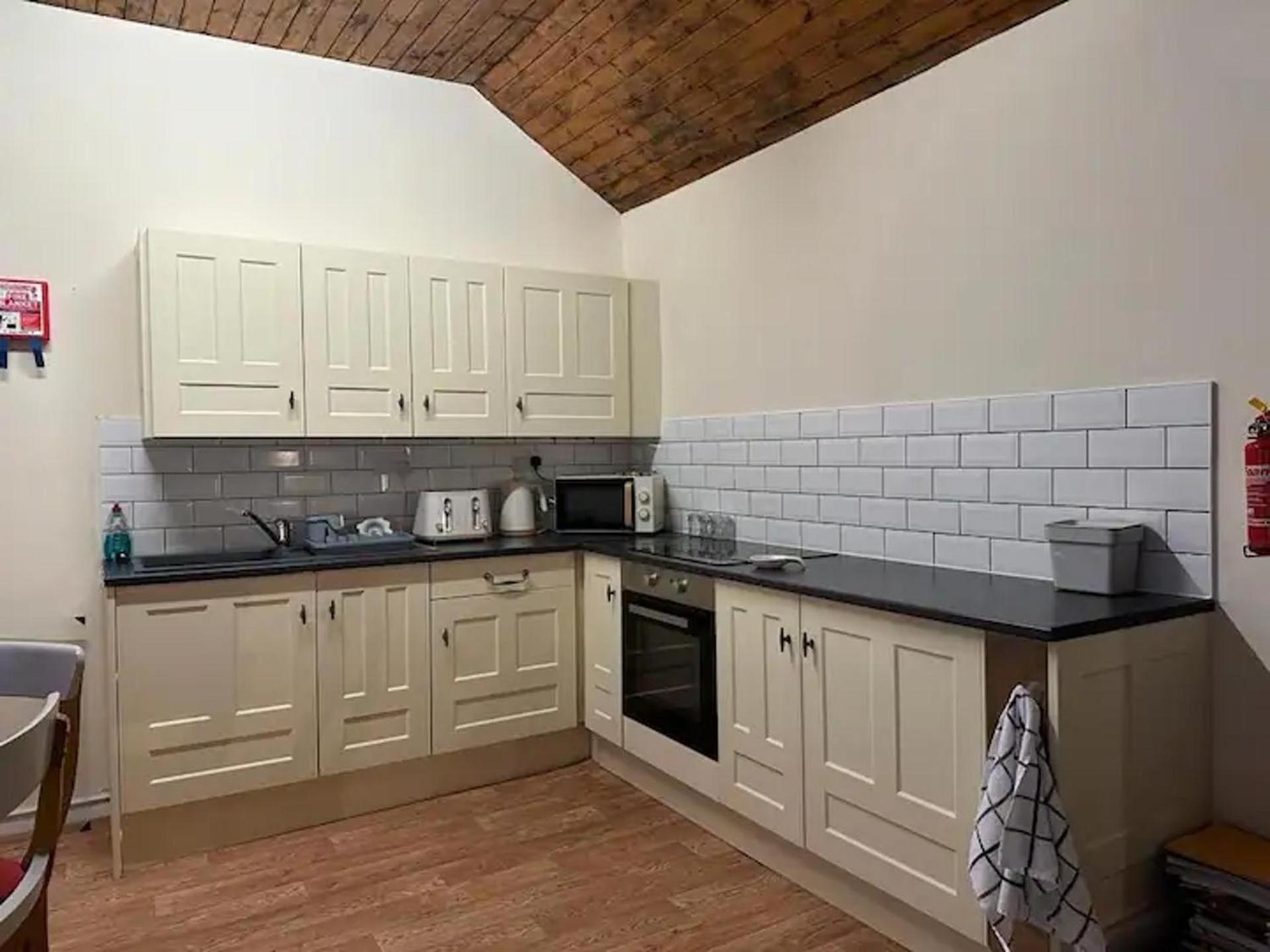 2 Bed-Sleeps 4-Sea View-Pet Friendly-Parking Apartment Llanelli Exterior foto