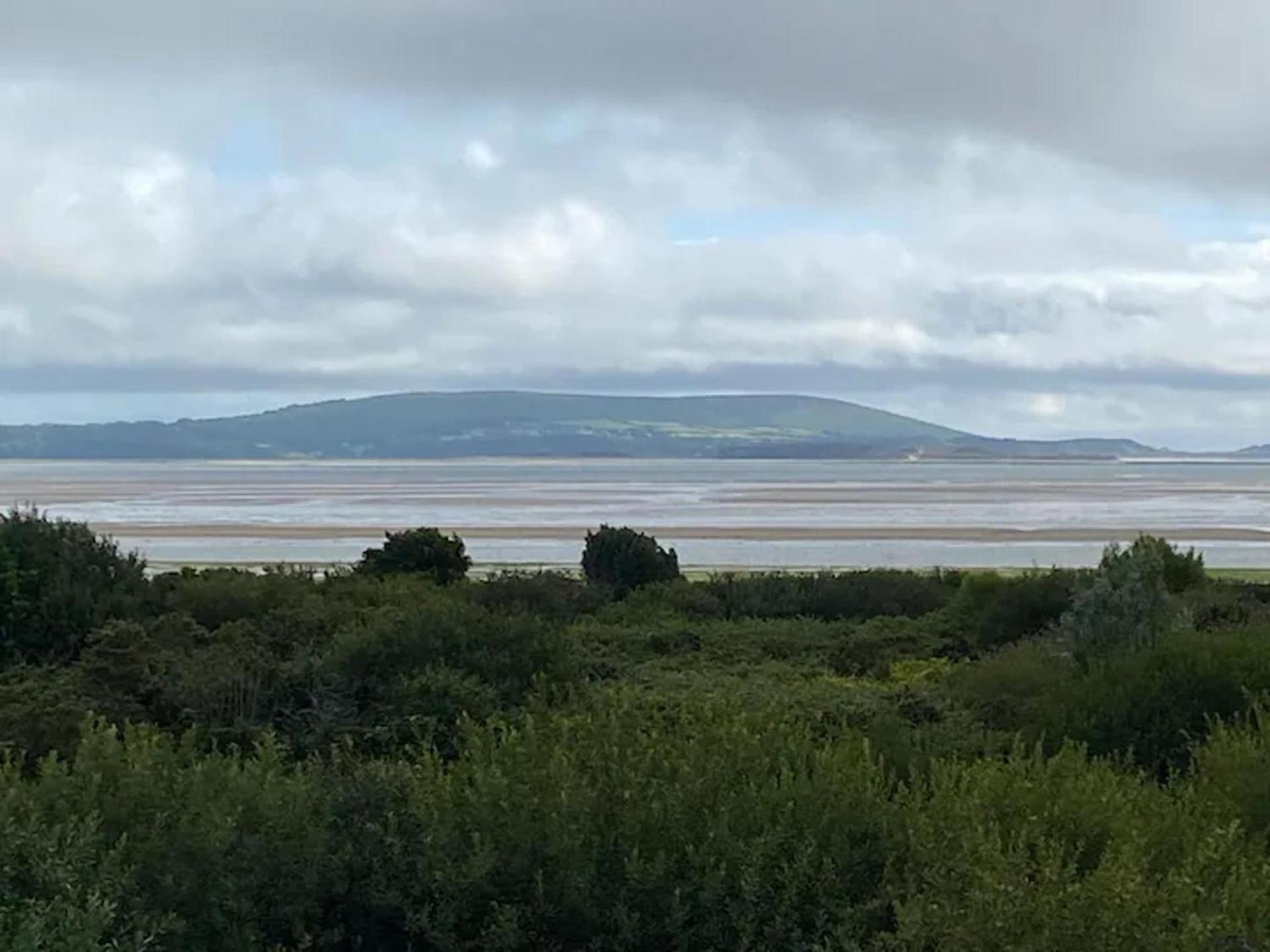 2 Bed-Sleeps 4-Sea View-Pet Friendly-Parking Apartment Llanelli Exterior foto