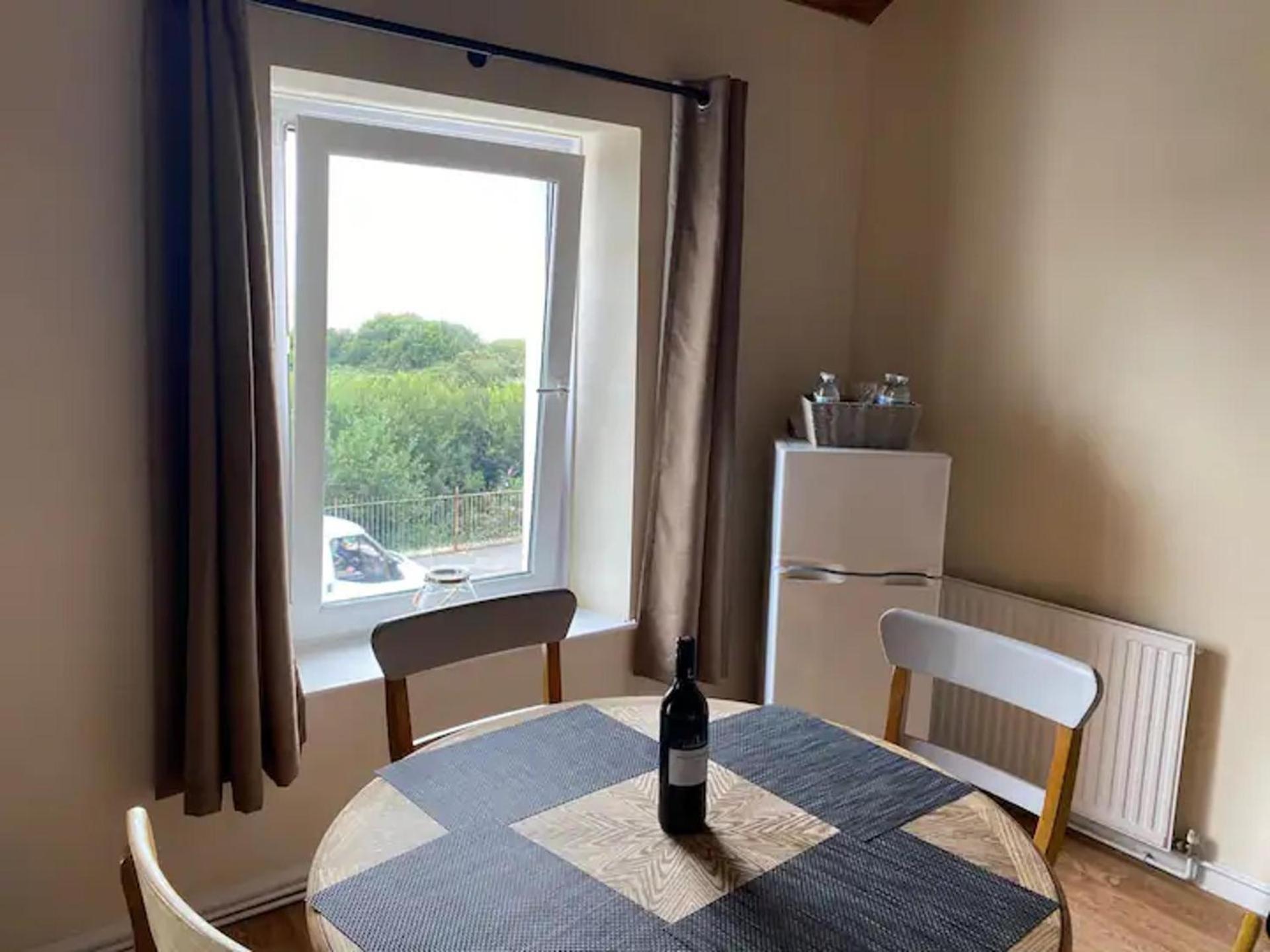 2 Bed-Sleeps 4-Sea View-Pet Friendly-Parking Apartment Llanelli Exterior foto